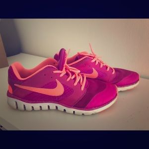 Nike shoes pink in very good shape size 10